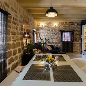 Capo Family & Capo -old Town-parking Apartment Trogir